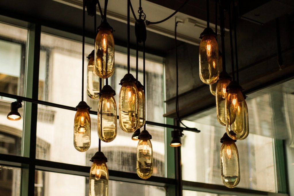 Comment retirer les crottes de mouches sur mon luminaire ?