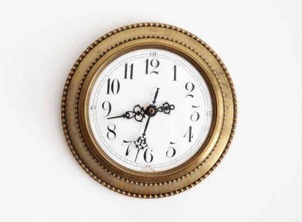 Quelle couleur d&rsquo;horloge pour trancher avec un mur blanc ?