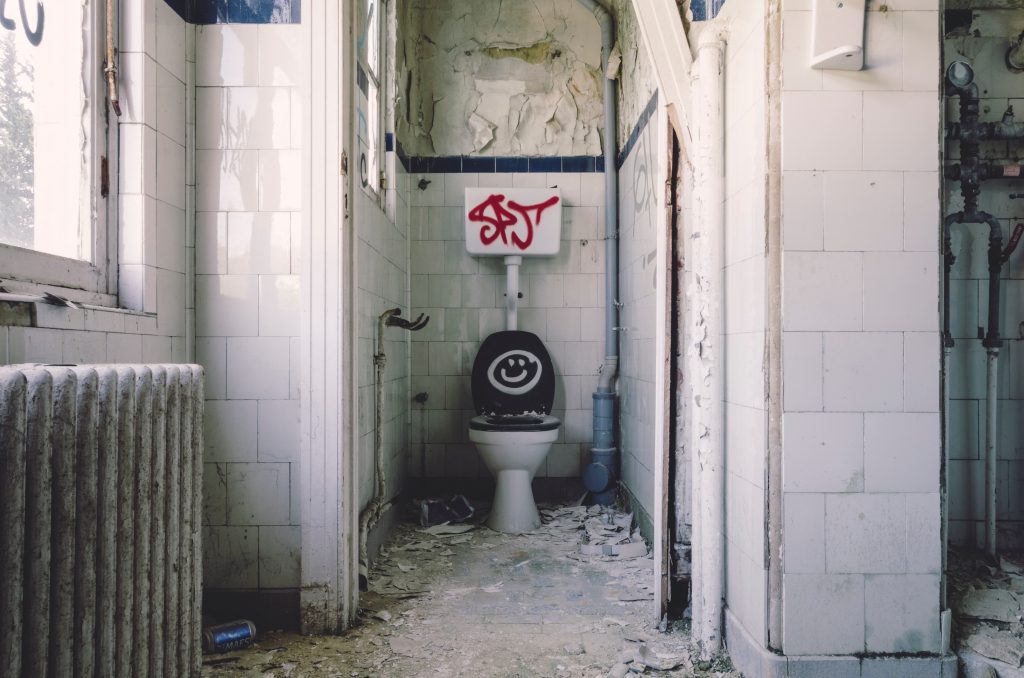Porte-papiers WC : une variété de formes et couleurs pour votre salle de bain